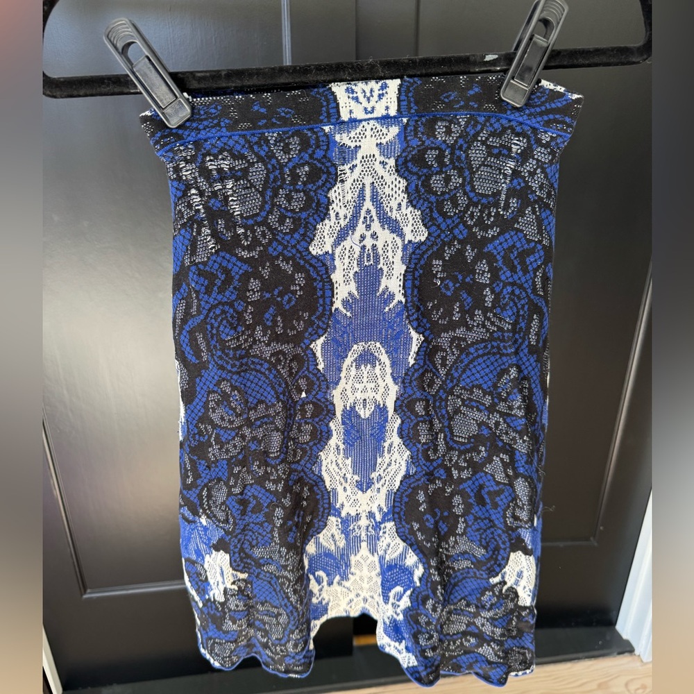 BCBG short above knee knit skirt